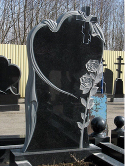 Гранитный памятник Сердце и Розы