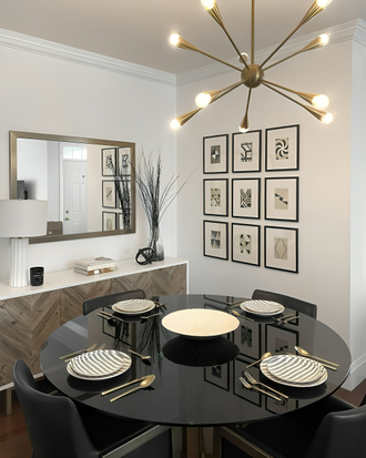 Люстра из 10 латунных направляющих для лампочек, расходящихся от круглой сферы.