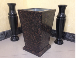 Урна на улицу из "Балтийского" гранита со вставкой , без логотипа