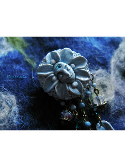 Украшение в стиле Алисы в Стране Чудес - брошь &quot;Цветок Морфея&quot; со стразой &quot;Сваровски&quot; и хрустальными бусинами