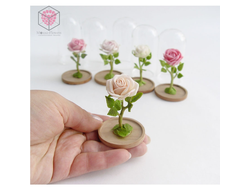 Миниатюрная роза под стеклянным колпаком . Ручная работа из полимерной глины.
