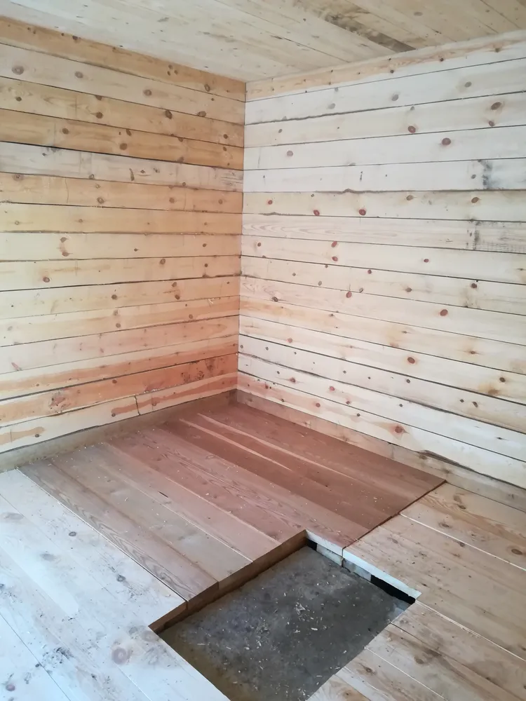 Установлены независимые полы, залит фундамент под печь