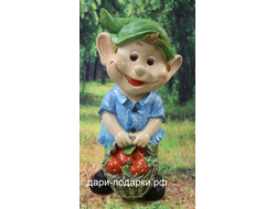Гном Мальчик с ягодами 38*20см    1,9кг    полистоун Россия  1874-012719