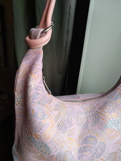 (АРТИКУЛ: 9883/1/5) СУМКА МЕШОК, БОЛЬШАЯ, НАТУРАЛЬНАЯ КОЖА С ЛАЗЕРНОЙ ОБРАБОТКОЙ, РОЗОВАЯ С СЕРЕБРИСТО-БЕЖЕВЫМ РИСУНКОМ, ЧЕРЕЗ ПЛЕЧО