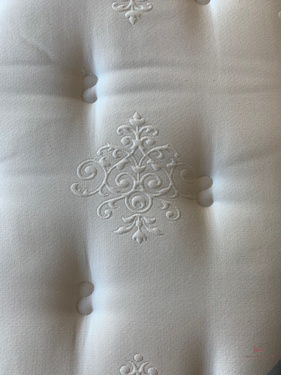 матрас NAPOLI  LAZIO Особенностью матраса  является наматрасник с эффектом памяти. Мгновенно подстраиваясь под положение вашего тела материал помогает полноценно расслабиться и лучше выспаться.