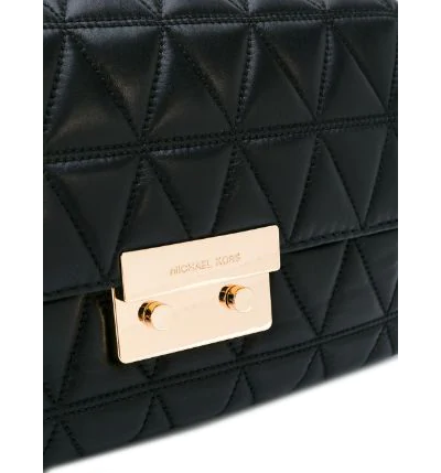 Стеганая сумка с лямкой-цепочкой Майкл Корс черная