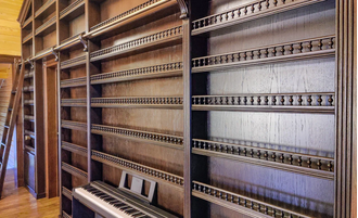 Встроенный шкаф с полками-балюстрадами для тарелок.