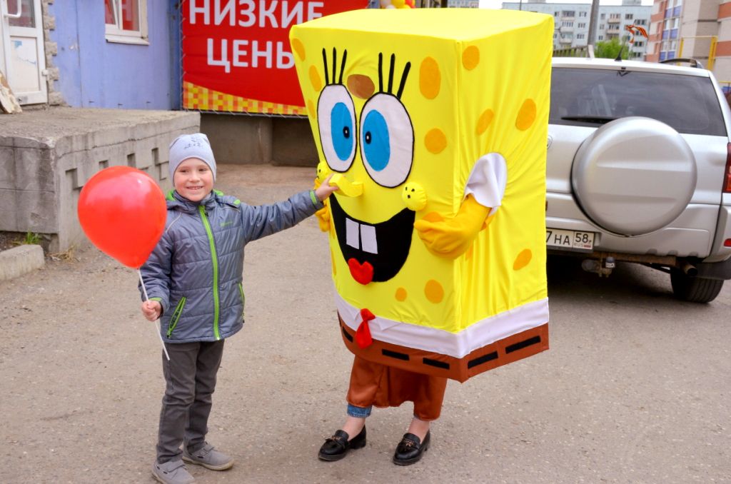 раздача листовок промо акция в Пензе ростовая кукла украшение шарами гирлянда из шаров в Пензе