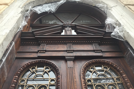 Резной декор из дерева на дверь