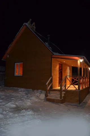 Каркасный дом с террасой размером 5*6м на фундаменте, кровля металлочерепица, фасады евро вагонка обработанная деревозащитным составом, пластиковые окна, металлическая дверь.