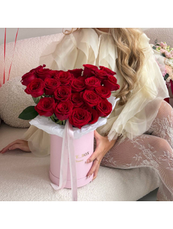 Букет в шляпной коробке «LOVE IS»