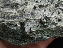 Актинолит в белом тальке, необработанный, дикий образец, Россия, Северный Кавказ, КЧР (145*110*60 мм, 1613 г) №37779