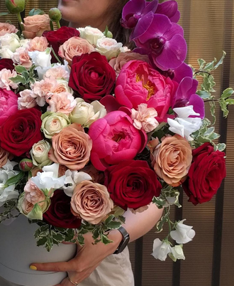 Букет большого размера пионов и роз и орхидей необычного цвета в шляпной коробке