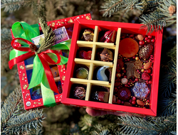 КОРПУСНЫЕ КОНФЕТЫ РУЧНОЙ РАБОТЫ ИЗ БЕЛЬГИЙСКОГО ШОКОЛАДА - 8 КОНФЕТ И 1 ТЕМАТИЧЕСКАЯ ПЛИТКА 120 ГРАММ - 1 НАБОР