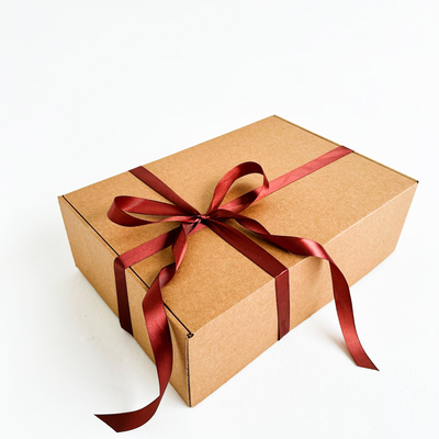 Подарочная коробка GILEV 37х26х12см с наполнителем и коричневой лентой