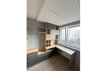 024 Рабочая зона в детской комнате. Корпус и столешница: ЛДСП Egger H1385 ST40 Дуб Каселла натуральный, Фасады: МДФ AGT суперматовый Серый королевский 3022 