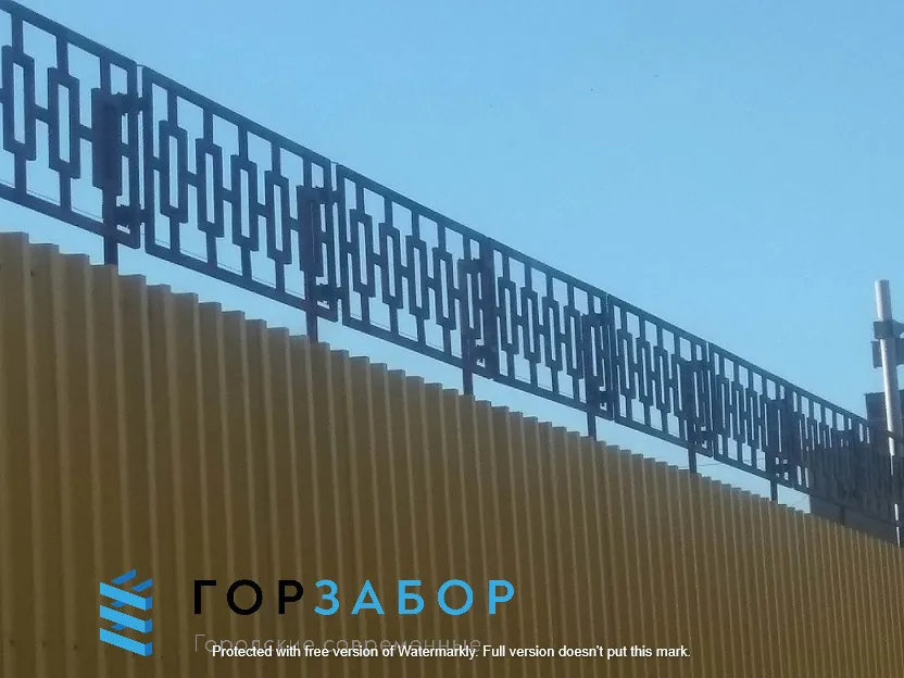 Устройство бетонного забора под ключ с противоперелазным козырьком