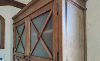 Навесной шкаф с отделением для тарелок.