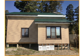 Монтаж винилового сайдинга под дерево, отделка окон коричневыми планками