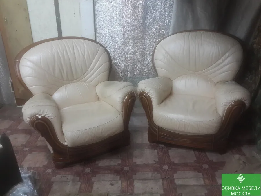 Старая обивка на креслах порваны подлокотники
☎ 