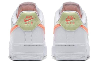 Женские белые кроссы найк аир форс 1 '07 Atomic Pink 315115-157 с оранжевым логотипом