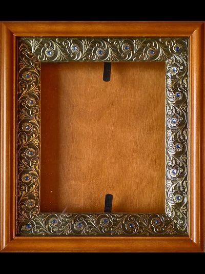 Киот деревянный с басменной рамой, декорированной стразами для иконы формата 17,5 х21см