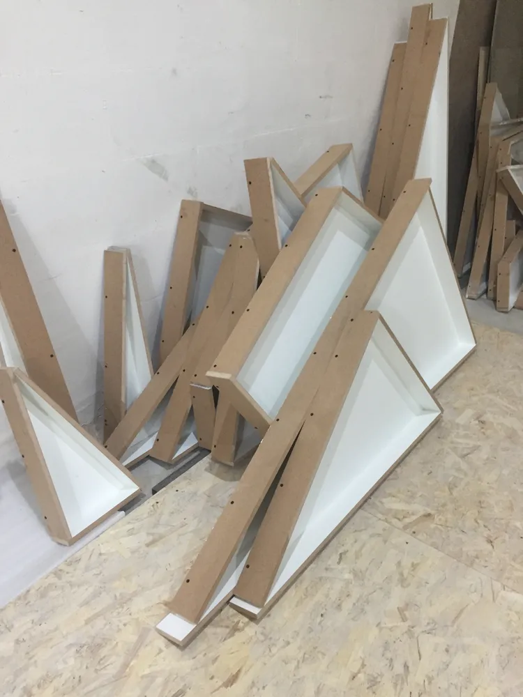 Элементы для каркасов и опалубок пришли с резки ЧПУ, готовимся к заливке панелей.