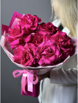 Букет из 7 французских роз в стильной упаковке