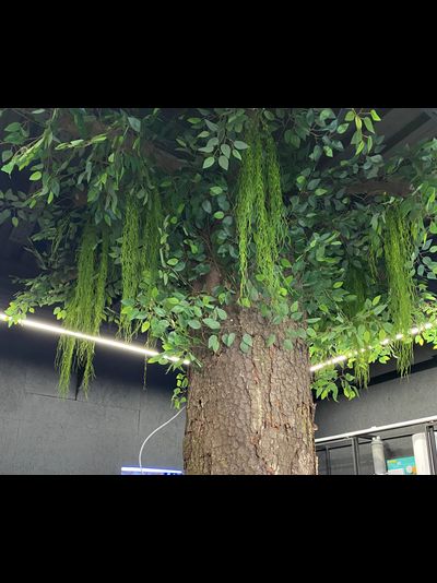 бревно в интерьере, искусственное дерево, ствол дерева, декорация витрин, декор магазина, декор кафе