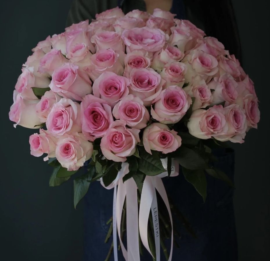 Букет с открыткой и подарком от Rose Studio Краснодар