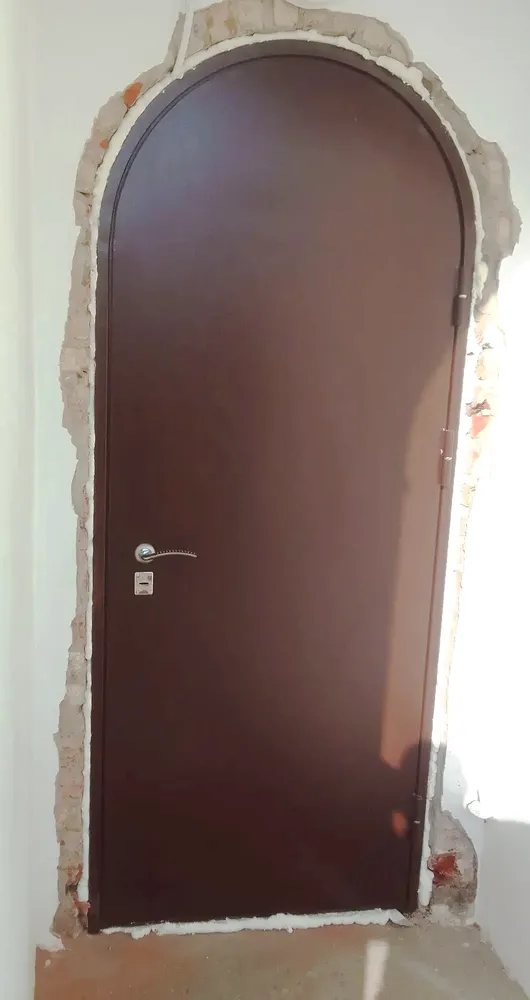 арочная дверь в Хутынский монастырь