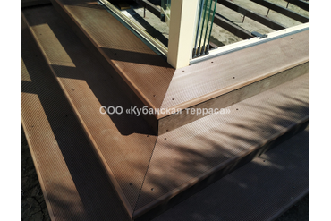 Терраса ДПК с безрамным остеклением