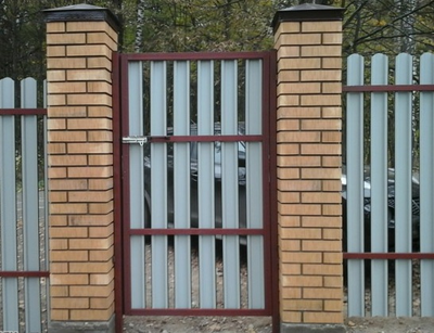 ВОРОТА И ЗАБОР ЗАШИТЫЕ МЕТАЛЛИЧЕСКИМ ШТАКЕТНИКОМ