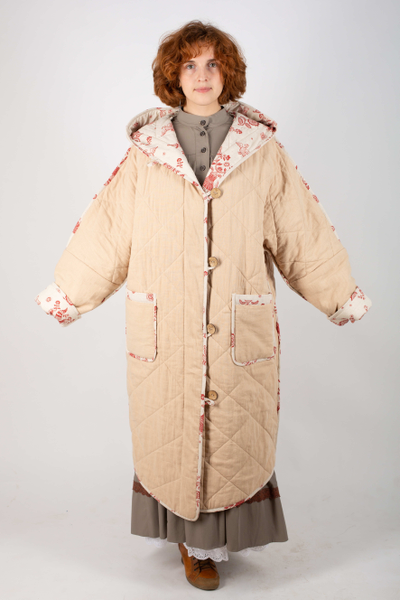 Стеганое пальто "Родное тепло" с капюшоном бежевое