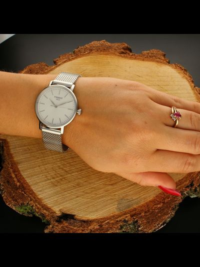 Швейцарские часы Tissot T143.210.11.011.00