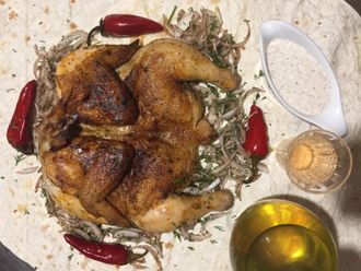 Цыпленок Тапака в лаваше с маринованным луком и острым перцем, с чесночным соусом.