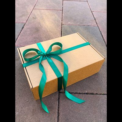 2 штуки - Подарочная коробка с наполнителем КРАФТ и зеленой лентой (32x22x10 см)