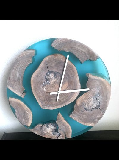 часы из эпоксидной смолы и спилов дерева
