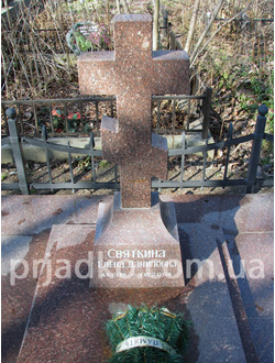 На фото памятник в виде простого красного гранитного креста на могилу в СПб