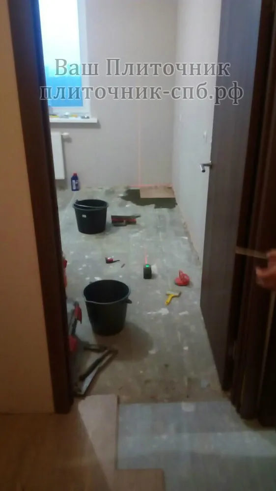 Прямая укладка клитки из керамогранита. Укладка плитки на полы в кухне и коридоре.