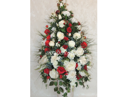 Напольная композиция красно-белых тонов в керамической  вазе