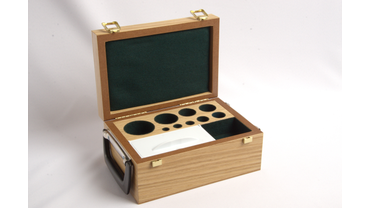 8093 Шкатулка для набора гирь.
Шпон дуба, отделка сукном, лакировка.