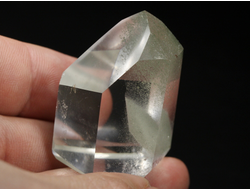 Кварц горный хрусталь с фантомами и хлоритом, кристалл полированный, Бразилия (38*29*26 мм, 40 г) №36851