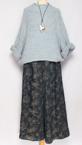 БРЮКИ-ЮБКА джинс-гобелен "БЕЗ КАРМАНОВ" букетики цветов черные, синие р.46-54