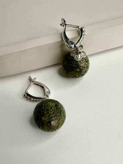 Серьги змеевик, шарики.