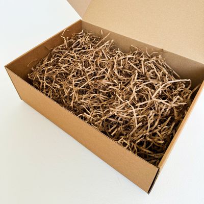 Подарочная коробка GILEV 37х26х12см с наполнителем и красной лентой