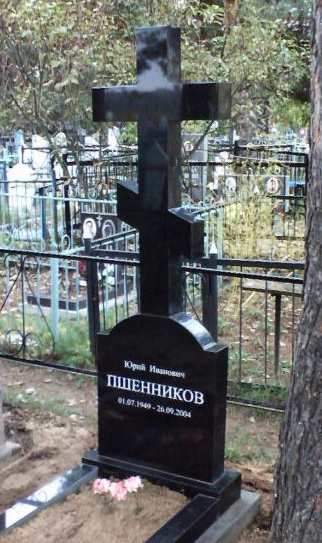 Фото памятника в виде ровного православного креста из черного мрамора в СПб