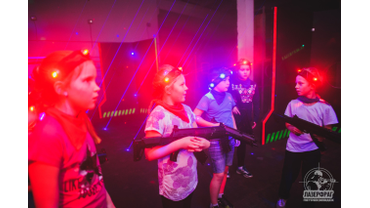 Игроки развлекательного центра LazerFrag обсуждают игровой процесс