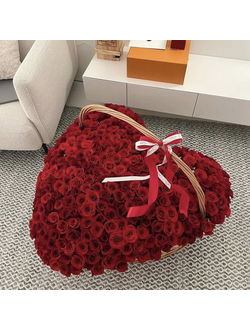 КОРЗИНА СЕРДЦЕ ИЗ 255 КРАСНЫХ РОЗ