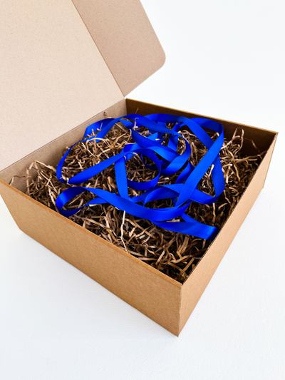 Большая подарочная коробка GILEV 37x37x14 см с синей лентой и наполнителем крафт